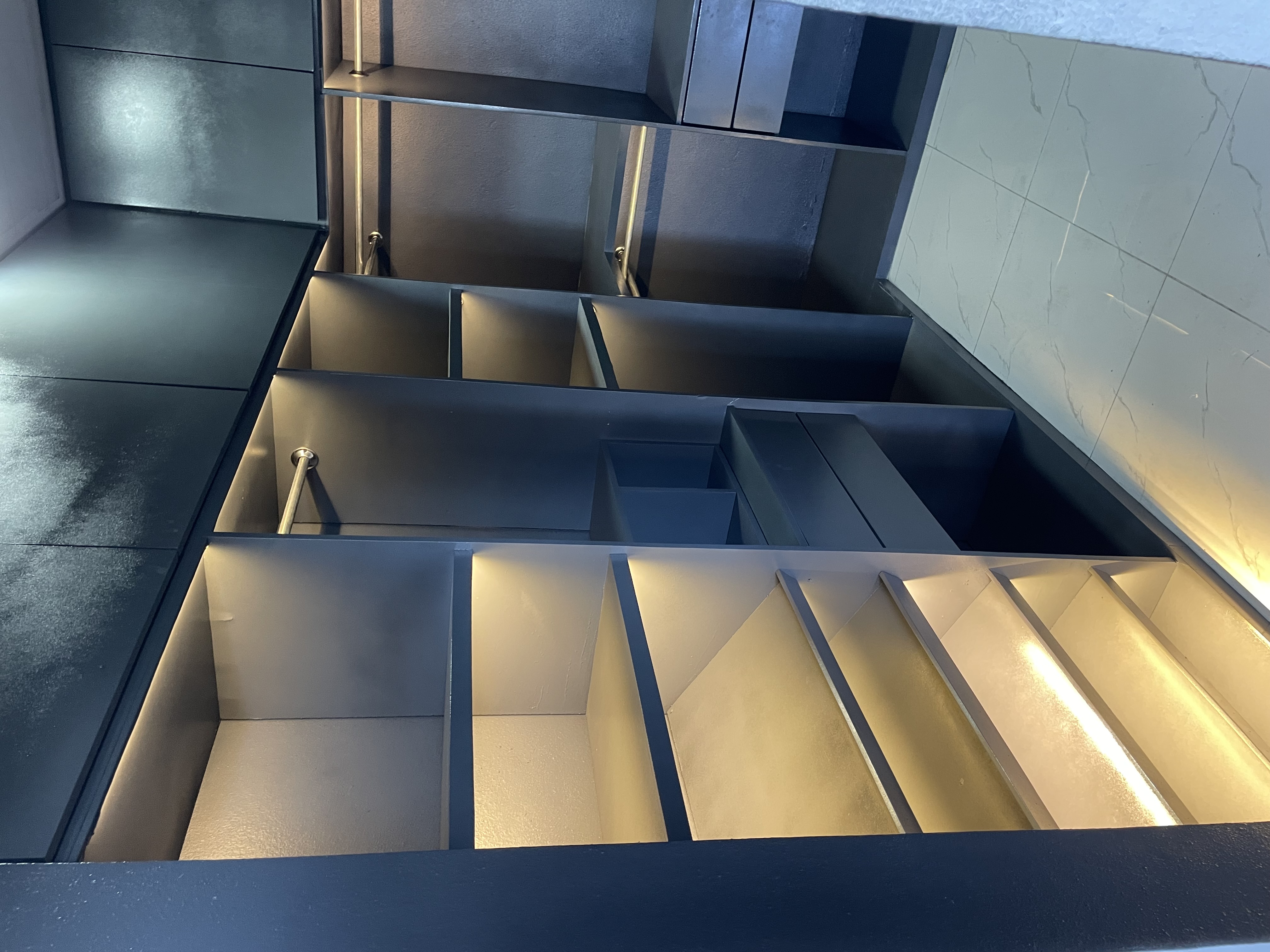 Imagen de Clóset estilo vestidor con gavetas y luces moderno 