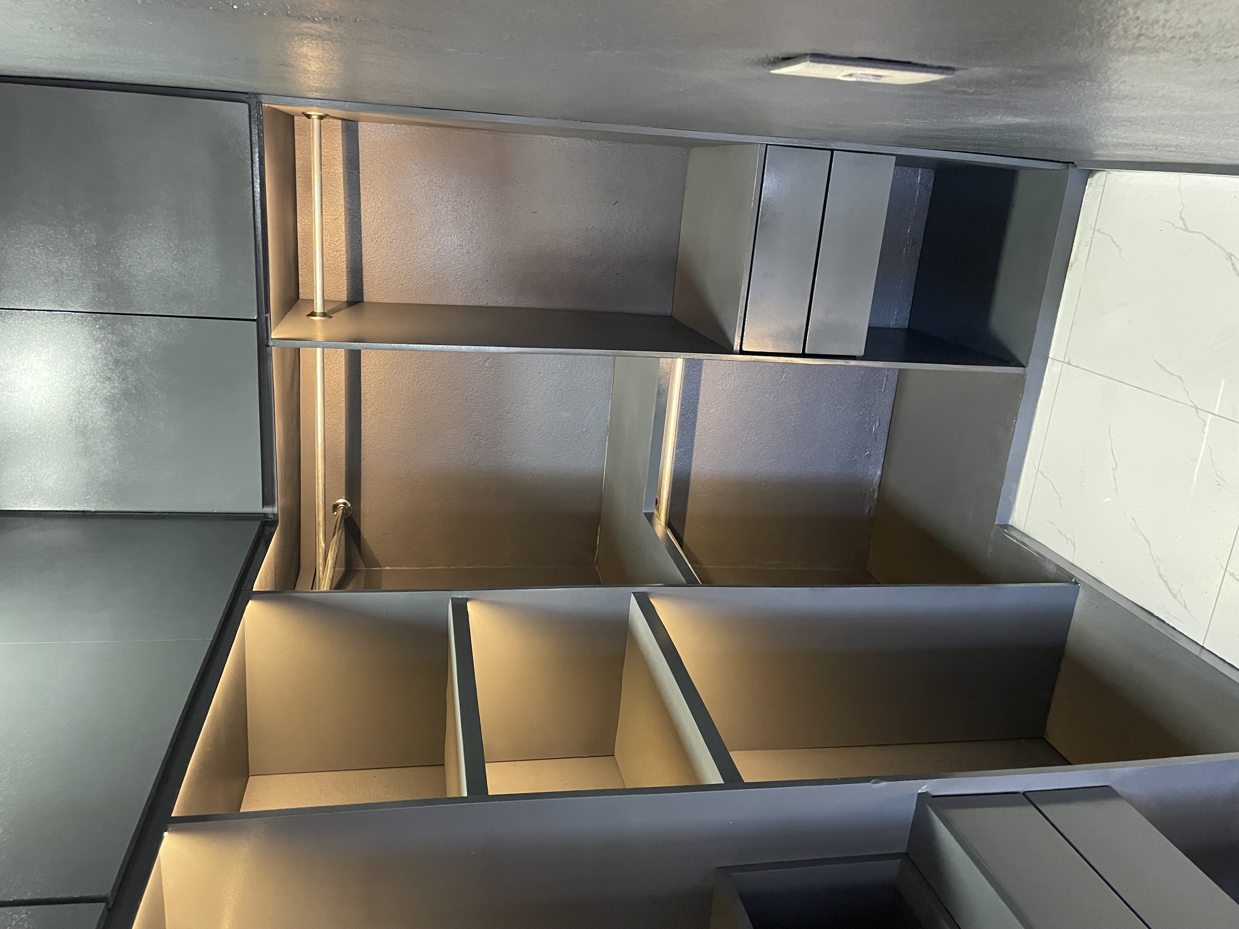 Imagen de Clóset estilo vestidor con gavetas y luces moderno 