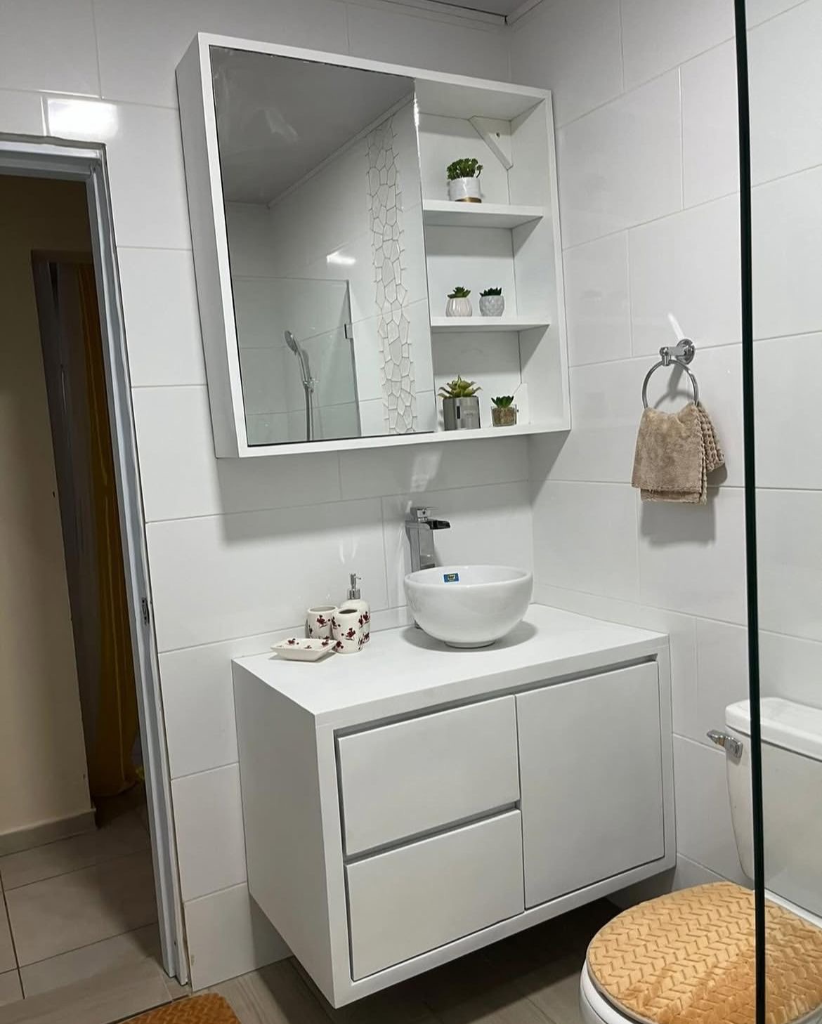 Trabajo de Mueble de baño en color blanco 